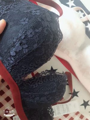 新款上新就拍了，九月份才给发货，不过拍的时候卖家有备注，反正也不着急穿，老公说这款比之前的款显胸圆哈哈哈，笑死我了，内衣不错，就是没看到套装只买了文胸，卖家还送了文胸洗护袋，买了很多次第一次收到小礼物，不错不错
