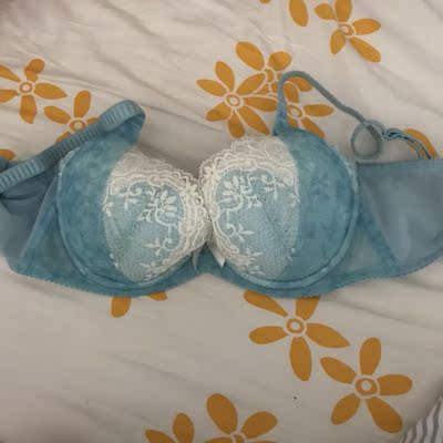 之前一直穿华歌尔无钢圈，真的是舒适到没朋友，穿了感觉像没穿一样( &acute;▽｀) 这次买的有钢圈的还是调整型，结果就是超级不适应这种束缚的感觉了&hellip;&hellip;不过穿起来确实聚拢效果超级好。还有就是形状有点尖，颜色比图片深。做工质量什么的都没得说，很棒