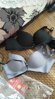 内衣感觉挺好的，前面很聚，试了下很舒服，薄款的