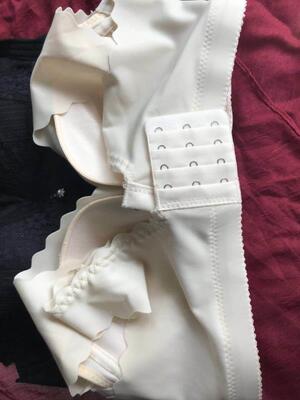 肩带是宽的，运动型的内衣，穿上非常的舒适柔软，而且有弹性，清洗很方便，海绵是一体杯形很服帖，而且是不带钢圈的，没有钢圈的一点也不紧， 穿身上非常贴身很舒服也不嘞 ，穿上没有束缚感非常舒服 超舒服像没穿 凉凉的很贴肤特别好！面料柔软舒适，也没有异味，按正常尺码买的。我还怕掉色专门用水泡了一会，一点都没褪色，各位亲可以放心购买，而且价格还这么实惠划算的，客服服务也很好，物流也超级给力。以后的内衣，我也要在这里买了，放心实惠！