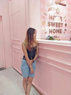 说实话我本来没有抱多大期望，但是收到货后我真的很喜欢，而且感觉质量也挺不错的，但是照片拍得不是很好，而且今天太忙了，所以套了条牛仔裤和凉鞋，但是Not bed，只是光线太暗了，但是我也懒得调了，很百搭，长裤短裤西装裤阔腿裤都可以，总之我还挺喜欢的，谢谢店家了。