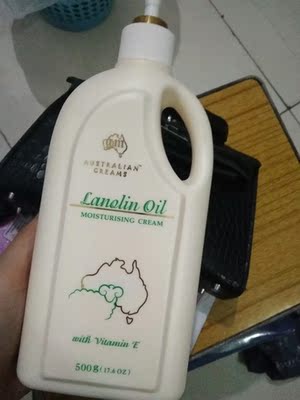 涂身上很滑，夏天穿短裤必备的。