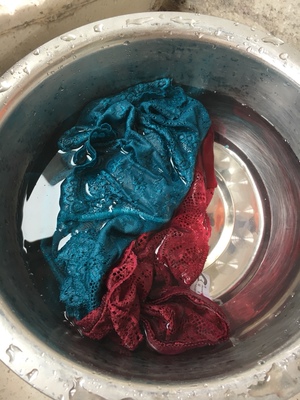 第一次清洗有些浮色，不过还可以，比较柔软，穿上很性感，面料也比较柔软，很舒服。夹裆情况偶尔出现，不会很难受，总之不错！比实体店便宜。这个颜色很好看！