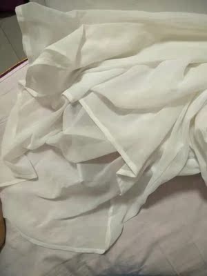 料子的手感很好。泳裤的设计，可以把肚子上的肉遮起来。整体穿上性感极了还显瘦