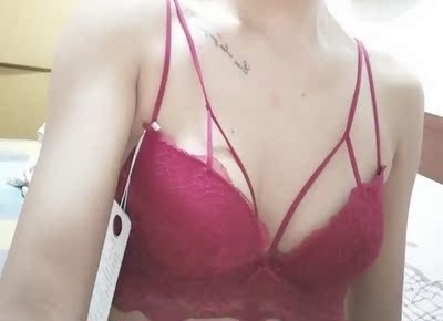 肩膀的地方有个环，勒的很痛，总体来说很满意吆，穿着很好看的，给还在犹豫的盆友一个小小的参考吧，本人属于小胸型，高169.52kg，穿着有点大了，不过这不是重点，并且肩带的长度可以调节，在后面，经我的体感之言，有心动的吗？