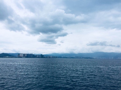 比较透气，夏天穿感觉舒适，总体感觉不错，之前很担心网上真真假假参杂，不过这个虽然仍然不会判断，但是穿着还不错