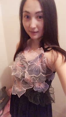 太好看啦，小胸前面没料只能露背啦，哈哈