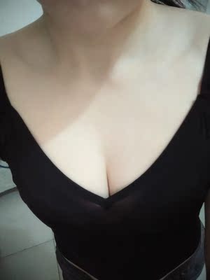 宝贝收到立马就试了，一个颜色一件，面料很舒服，穿起来跟没穿一样，试完就下水洗了，不掉色不缩水，必须好评！