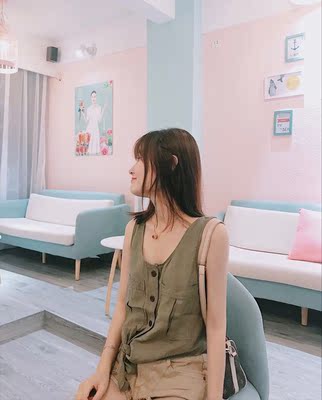 军绿色颜色很正 有点帅气，搭短裤一套买的  上身超级瘦~男朋友一直说好看好看，开心死了 哈哈