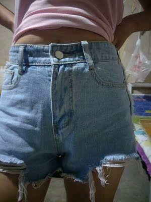 上身效果好,客服推荐的尺码正,正正好,颜色也是我喜欢的那种颜色,高腰显得腿长,快递也很快的,值得购买,好评! 上身效果好,客服推荐的尺码正,正正好,颜色也是我喜欢的那种颜色,高腰显得腿长,快递也很快的,值得购买,好评!