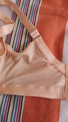 很喜欢这家的风格 罩杯轻薄 很性感 薄薄的很透气 ，穿着衣服看着很有型，款式很漂亮蕾丝觉得超级精美，舒适度高贴合度好，无钢圈的真的很舒适、穿起来不会觉得很闷热， 再也不怕被钢圈勒到 ，而且还便宜