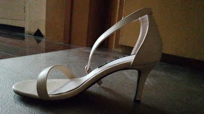 鞋跟很稳的,最最重要的是前面的带子不勒脚哦!同款里面性价比比较高的一家咯!值得入。 因为本仙女很懒,不想每一件商品都一样一样地去写好评,所以特意写了这样一个评论。但是这件商品无论是质量、材质还是款式,肯定都是本仙女所中意的,如果本仙女不喜欢的话,本仙女收到货肯定是会很生气的,很气很气的那种哦。不然这个评论肯定会变成那种喋喋不休,怨气横生,怨天怨地的那种。最后当然不可能忘了给这件商品一个好评,给各位爱淘宝的宝宝们一个购物参考,这个产品还是非常值得购买的! 鞋跟很稳的,最最重要的是前面的带子不勒脚哦!同款里面性价比比较高的一家咯!值得入。 因为本仙女很懒,不想每一件商品都一样一样地去写好评,所以特意写了这样一个评论。但是这件商品无论是质量、材质还是款式,肯定都是本仙女所中意的,如果本仙女不喜欢的话,本仙女收到货肯定是会很生气的,很气很气的那种哦。不然这个评论肯定会变成那种喋喋不休,怨气横生,怨天怨地的那种。最后当然不可能忘了给这件商品一个好评,给各位爱淘宝的宝宝们一个购物参考,这个产品还是非常值得购买的!