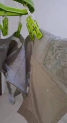 内衣质量很好，内衣里面是纯棉的布料穿着舒服，蕾丝花边穿着好看，不扎人，肩带宽不勒人。值得购买。