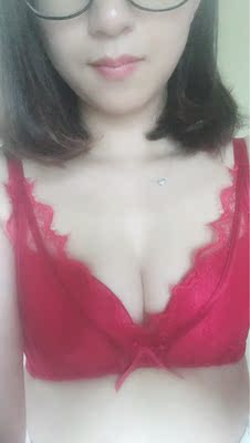 内衣从来没有网上买过，抱着试试的心态买了两件，到货第一件事就是试穿效果，确实很好，让我感叹又好又便宜，不知道会不会变形，期待后续反馈，我是小胸MM，34/75A杯，聚拢效果非常好