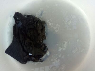 掉色严重，个人有个习惯买来的所有衣服必须要洗了才穿，收到快递就去洗，打点肥皂都还没有起劲搓。水就黑成这样的。本来以为天猫旗舰店会有保障。不想多说。太差了。