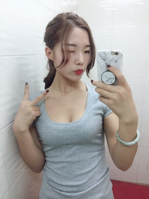 衣衣特别性感。百搭。面料也蛮舒服的。是老顾客啦。平时自己也喜欢这种风格。他金的打底衣款式都好看。多多上新哦。 衣衣特别性感。百搭。面料也蛮舒服的。是老顾客啦。平时自己也喜欢这种风格。他金的打底衣款式都好看。多多上新哦。