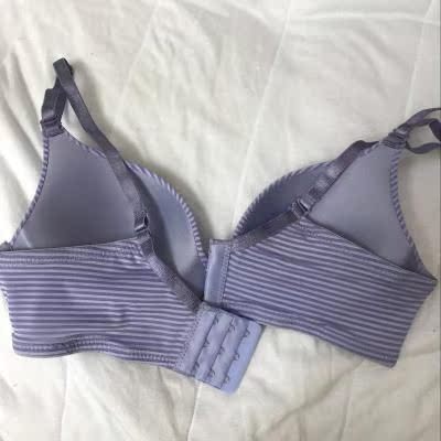给女儿买了一套胸罩，孩子上大学了，喜欢美了，而且这颜色也不错，孩子穿的也合适，大学宿舍里的孩子都喜欢。。宝贝质量还不错 这种面料摸起挺好 像这样的款式四季都能穿 也感谢店家的推荐内衣拿到了，摸着很柔软，穿着一定舒服，喜欢这种无痕的，穿薄衣服也不会很明显质量很好，面料手感不错，穿着非常舒服，号码也正，很合适，洗了一下不掉色，真的不错，很满意