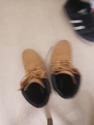 鞋非常不错，现在穿了几天没有异味，现在穿挺暖和的，还防水，虽然说这是我第一次买。但是总体感觉还不错，穿的时候也挺舒服的，毕竟是一分钱一分货，这个价位的鞋已经算不错的了，我看一下这双鞋还能穿多久，到货的时候我感觉有点异味，现在我感觉这双鞋总体还是不错的。很好！