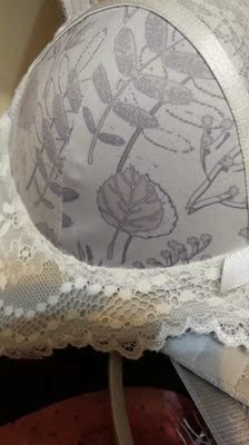 有点失望，因为看得出来面料和用的海绵并不好，甚至还有味道，从大学开始就在这家买内衣，不用考虑码数，但是不会回购了，因为里料都不是纯棉的，还要这个价格。