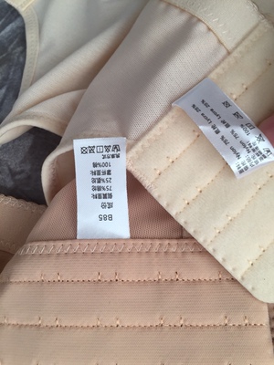 第一次买这种没有海绵的文胸，试穿了一下，感觉还可以，就是胸型没那么好看了，侧翼的面料没有棉，感觉不太舒服 ，大小还合适。