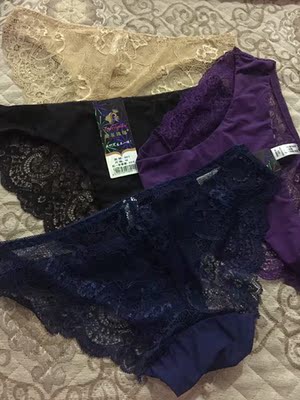 样子特别好看，手感摸着也很舒服，很性感呀，蕾丝的也比较适合春夏这个季节，主要价格便宜啊，市场正常最低15一条，还送了一个可爱的小发圈，真的很喜欢，下次还会来。