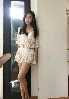 小清新 带蕾丝边穿起来特别仙～仙气中还带了一点小性感哈哈 有胸垫 所以不用担心～外面蕾丝罩衫拿掉又变得很sexy  不过我觉得穿上更好看～