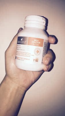 第一次买这款补钙产品，对于孩子食品一直很挑剔，也很谨慎，现在孩子6岁换牙期买来给他补钙，吃着还不错，表扬下天猫客服人员，当时买完没几天就降价客服及时退了差价，服务很周到，有需要再回购！