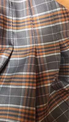 颜色没有色差，最近特别流行这样的小裙子165 90斤穿S有一丢丢的大，但是价格很便宜，物流也很快一天时间就收到了，上身效果很赞会推荐给朋友的！