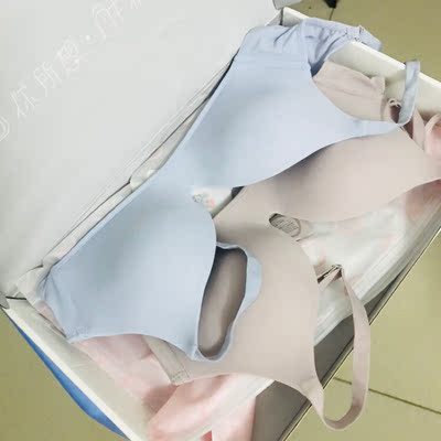 将近十年没穿过双排扣的内衣了，习惯了四排扣的内衣发现双排扣也惊奇地舒服。个人觉得适合正常胸围的女性朋友，比较丰满的可能包容性和承重性没那么好。仅仅个人看法哈！ 将近十年没穿过双排扣的内衣了，习惯了四排扣的内衣发现双排扣也惊奇地舒服。个人觉得适合正常胸围的女性朋友，比较丰满的可能包容性和承重性没那么好。仅仅个人看法哈！