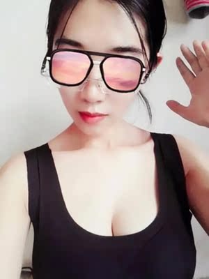 摸着很舒服，很贴身。我以前没穿过，这个第一次穿，很舒服，感觉这个也挺好玩的，能穿能玩，很好。穿戴调整好那聚胸效果的确好，而且特别有型，最重要的是后背没有痕迹真的好，吊带婚纱好伴侣！真的不错，海边玩整天都毫无压力，没有掉的风险，这个粘性够可以的！棒棒哒！客服很热情，买之前问了好多，都耐心解答