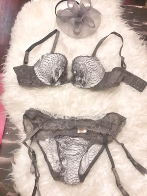 这款蛇姬性感文胸,蕾丝的吊带袜,性感爆棚!非常的聚胸!咪咪立马变变大一号!一秒变女神的节奏!在这个冬日,穿上它,就像蛇姬一样的妩媚妖娆!爱到不行! 这款蛇姬性感文胸,蕾丝的吊带袜,性感爆棚!非常的聚胸!咪咪立马变变大一号!一秒变女神的节奏!在这个冬日,穿上它,就像蛇姬一样的妩媚妖娆!爱到不行!