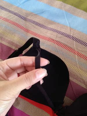 差评，发货不认真，今天穿才发现前面细带那拧劲，不在一条线上，客服说补5块，不差那5块，又说我没认真检查，厂家没做好，发货又不认真，关键整体不聚拢。