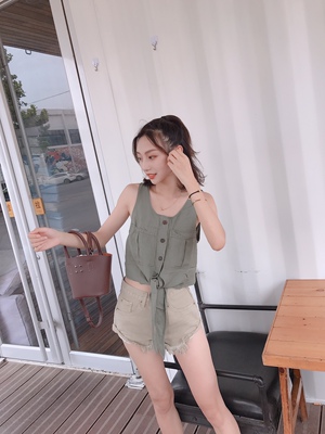 蛮个性的短裤那 卡其色的颜色洋气的很 穿上显的腿长的不要不要的 开心～