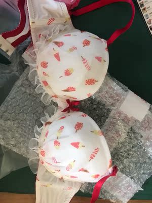 内衣很好看,里面有很多胸垫,抽出来会空杯 内衣很好看,里面有很多胸垫,抽出来会空杯