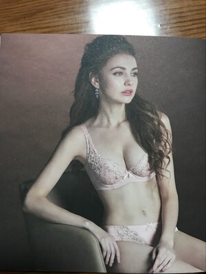 朋友推荐的内衣，双十一趁着搞活动买了几件，收到后很惊喜，做工精细，试穿很舒服！大小合适！