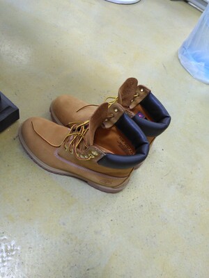 速度相当快,发货第二天就到了,鞋子整体不错,就是左脚有点磨脚,穿一阵应该就好了,很暖和,冬天也够用 速度相当快,发货第二天就到了,鞋子整体不错,就是左脚有点磨脚,穿一阵应该就好了,很暖和,冬天也够用