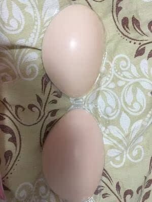 和客服小姐姐拿了穿戴视频观看学穿，还是挺简单的，角度调整合适了，胸贴出效果也是够赞的，胸部聚拢集中的效果实在赞到不行，大胸之兆啊！胸贴的粘性也好好，不容易下掉滑动，胸贴杯面的比我先前穿过的那种硅胶要来得透气，而且戴了一天皮肤没有痒什么的，胶面质量不错，挺满意的。