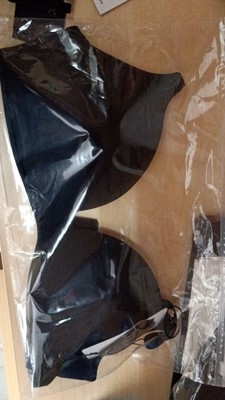 个人感觉真的是挺好穿的，真心不错，关键是穿在身上很舒服一点也不会感觉勒而且透气性非常好，四季都可以穿的，凉凉的很贴肤，无痕迹摸着很薄很舒服尺码正常，弹性十足没有束缚的感觉，薄薄的手感很棒,非常喜欢,胸垫可以取出来的，下水后没有褪色也没有变形，很满意！