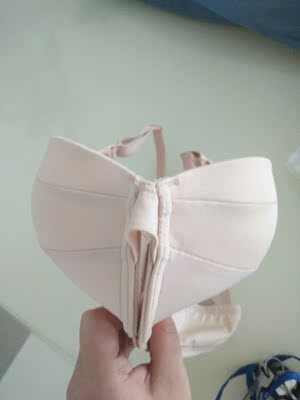 优点，穿着很舒服，面料不错，大小合适，不勒，没有空杯，抬胳膊，稍微活动也没有跑，肩带不滑，物流挺快。 缺点，文胸下围的曲线和我的胸下方不贴合，内衣的弧线拐得太陡了，我的胸下曲线线条都比较缓和，我简单画了一下，不碍事，毕竟人胸型都不一样，不可能完美贴合我，聚拢和提拉力一般不强。 实际颜色比我拍的稍微深一点。