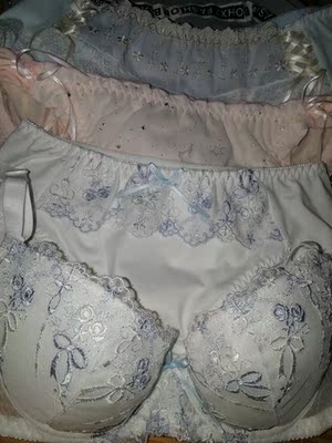 很美腻   罩杯很柔软 钢圈有些硬  舒适度一般    这个内衣一定要买准号码 不然 罩杯会有些瘪