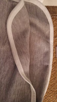 这件裤子还不错，面料还可以，不是很厚，也没有很薄，还行吧，领了5元红包买的，没有抢到另外一个10元红包，裤子还可以，快递也挺快的，还不错，哈哈哈哈哈，这件还不错吧，有一点小味道，味道不是很重，走线也还可以。