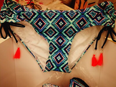 本来以为大了  发现后边是可调的  非常合适  显得胸超级大  好看好看  包装都很好  还赠送了毛巾和防水袋