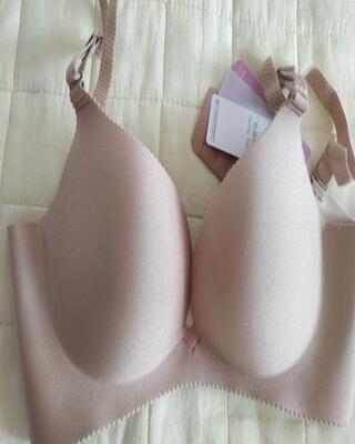 我在公-众-呺嗖:S H K 779 太划算了。。。才9.9,,,。。。快去令晚了没有哦。。。。。买过好几个这家的胸罩了,穿起很舒服,肩带不会掉,也不会往上爬。现在我以前买的胸罩都没穿了,以后就在她家买了。真的是物超所值!实惠又好穿!开心开心??还有啊,多说一句,快递特别给力! 内衣真的不错 手感挺好 颜色好看 薄厚正好 无钢托穿着舒服 还想买个黑色 宝贝很漂亮,面料丝滑透气,穿着舒服。开始没听店家建议的型号,结果宝贝穿上不合身,跟店家沟通后,很快新就换回我很满意的宝贝了。由于店家很贴心地服务,才有这次愉快的购物。另外,快递很快,天气炎热,道一声:你们辛苦了。下次还会来店家购物的。 宝贝不错以后买文胸就你家了,聚拢又舒适贴心又细心瞧瞧送的加长扣和香包真是舒心,我是个懒人买东西不是特满意的话就不爱评价所以姐妹们不用费神去找哪家店了这家店买了一定不会后悔,内衣面料很舒服,孕期穿也很舒服哦,聚拢效果也不错,不犹豫再回购一套黑色还行,标准码,质量也挺好的,这个价值比实体店便宜,本来买一件的,但两件更实惠,所以购了两件,满意的一次购物,下次还要介绍朋友来。 我在公-众-呺嗖:S H K 779 太划算了。。。才9.9,,,。。。快去令晚了没有哦。。。。。买过好几个这家的胸罩了,穿起很舒服,肩带不会掉,也不会往上爬。现在我以前买的胸罩都没穿了,以后就在她家买了。真的是物超所值!实惠又好穿!开心开心??还有啊,多说一句,快递特别给力! 内衣真的不错 手感挺好 颜色好看 薄厚正好 无钢托穿着舒服 还想买个黑色 宝贝很漂亮,面料丝滑透气,穿着舒服。开始没听店家建议的型号,结果宝贝穿上不合身,跟店家沟通后,很快新就换回我很满意的宝贝了。由于店家很贴心地服务,才有这次愉快的购物。另外,快递很快,天气炎热,道一声:你们辛苦了。下次还会来店家购物的。 宝贝不错以后买文胸就你家了,聚拢又舒适贴心又细心瞧瞧送的加长扣和香包真是舒心,我是个懒人买东西不是特满意的话就不爱评价所以姐妹们不用费神去找哪家店了这家店买了一定不会后悔,内衣面料很舒服,孕期穿也很舒服哦,聚拢效果也不错,不犹豫再回购一套黑色还行,标准码,质量也挺好的,这个价值比实体店便宜,本来买一件的,但两件更实惠,所以购了两件,满意的一次购物,下次还要介绍朋友来。