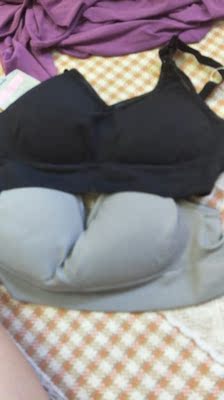 卖家还送的围嘴，挺漂亮的。