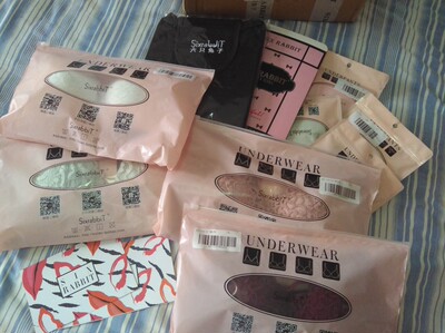 这件白色的真的好好看呀，特喜欢，清新唯美的感觉，蕾丝也不扎肉，下厚上薄显胸，虽然无钢圈，但是一点不影响塑形哦，还不会感到勒。今年不止一次在这里买了，性价比非常高，穿着舒适，以前买的内衣都不爱穿了。