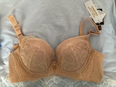 夏娃之秀内衣穿了一次就不想穿别的内衣，已经穿了这个品牌内衣快两年了，以前直接最小码，从怀孕到现在哺乳期，只能选择大码的，一次买了四件内衣，三条女士内裤，两条男士内裤，都特别满意