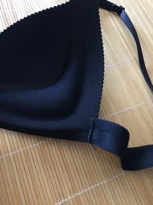 还不错，比较薄，夏天穿不热。肩带细，穿露背的衣服完全没问题，只是聚拢效果就没那么好了，而且胸垫与下胸围松紧带连接处做的不好，穿久了会不舒服，被硌处红印子，希望商家在这个方面多做改善。