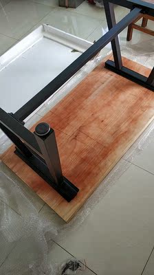 桌子颜色还很纯,板子也很厚实,铁艺的桌腿还不差。 桌子颜色还很纯,板子也很厚实,铁艺的桌腿还不差。