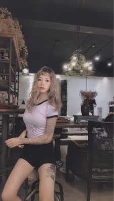 今年特别流行这种款式，两边镂空绑带不会太露又带点小性感，连体衣下方是按钮，比起那种全连体去个卫生间方便很多，紫的颜色也不会让人肤色黑，最主要的是显胸特显胸，小胸妹子一定要选这款