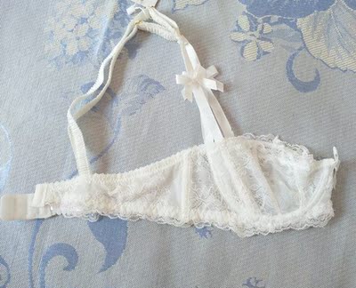 半杯文胸实在太漂亮了，蕾丝的面料很舒服，不扎人，肩带小蝴蝶设计的很漂亮，很喜欢，赞